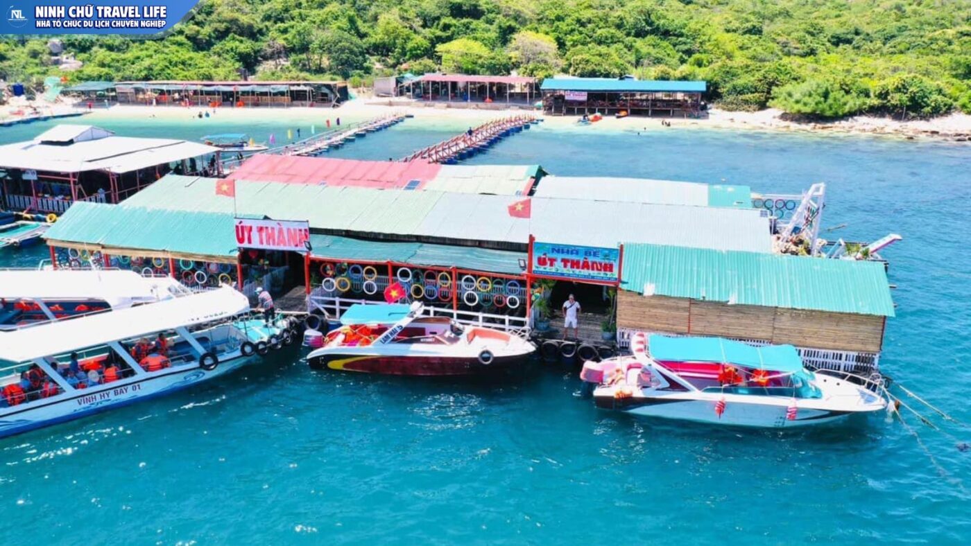 Nhà bè hải sản Út Thành Vịnh Vĩnh Hy